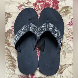 Reef women’s sandals. Size 10 but fits more like a size 9 or 9.5. Black.